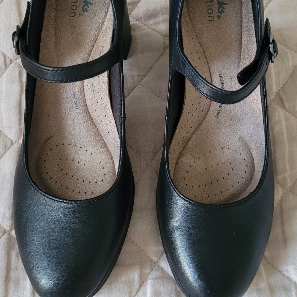 Clarks black leather maryjane shoes size 7.5.